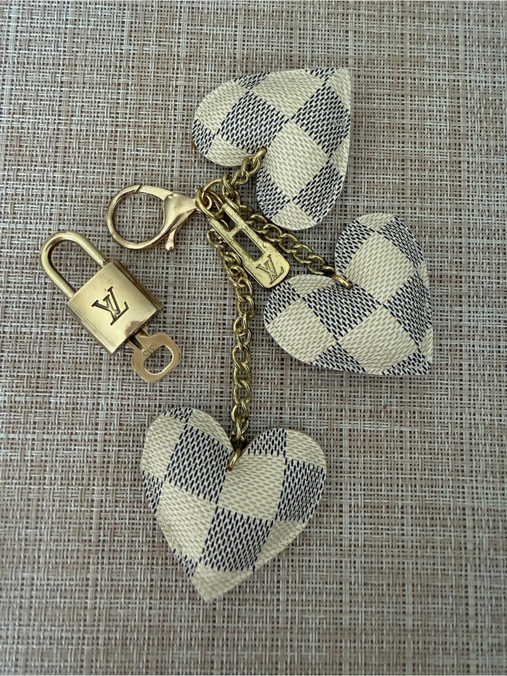 Louis Vuitton Vintage Lock & Key Upcycled Damier Azur 3-Heart BagCharm KeyHolder - Picture 13 of 14